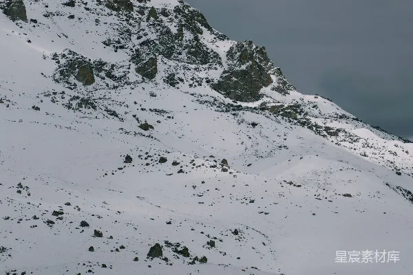 高清摄影 一座被雪覆盖的山和多云的天空