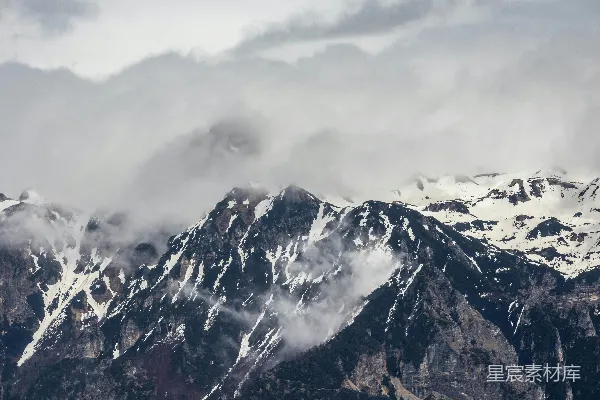 高清摄影 白天云层下的积雪覆盖的山峰