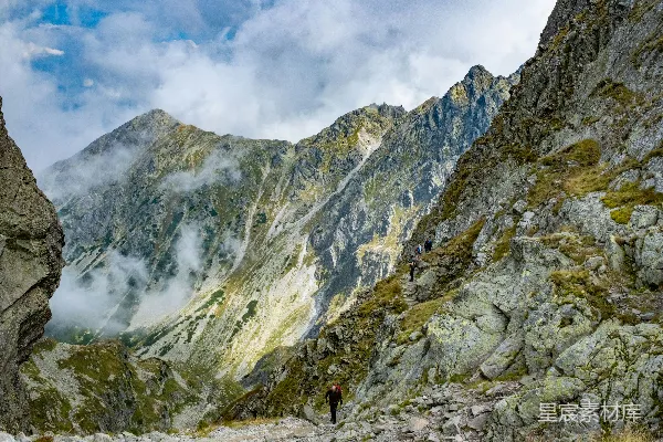 高清摄影 一群人正在爬山