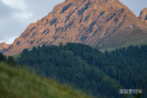 高清摄影 巍峨的山峰笼罩在郁郁葱葱的森林之上。