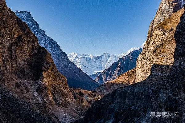 高清摄影 从峡谷俯瞰山脉的景象