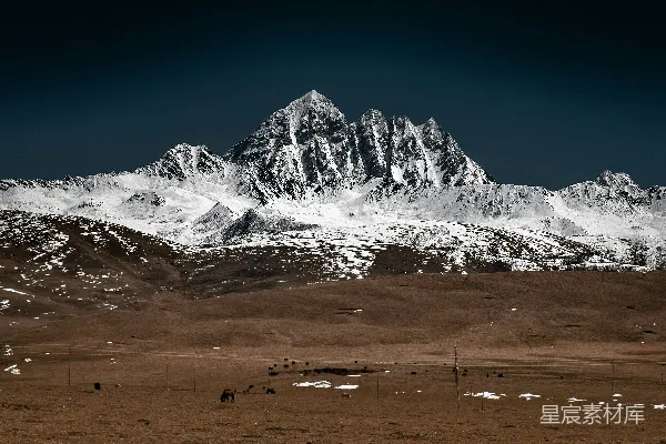 高清摄影 白雪覆盖的山峰在白天