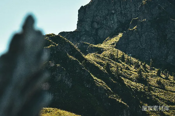 高清摄影 一座巍峨的高山，山峰非常高。