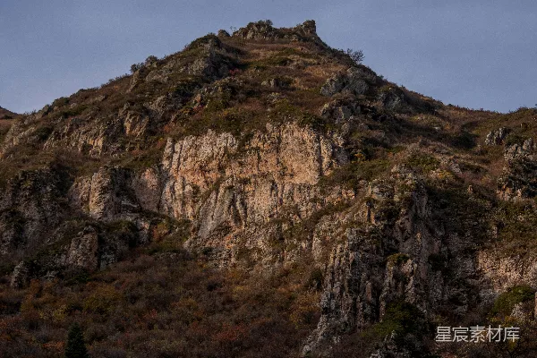 高清摄影 崎岖的山峰，山脚下是秋色。