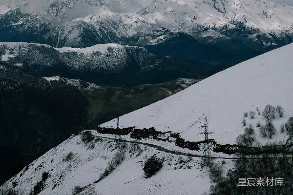 高清摄影 一列火车沿着积雪覆盖的山壁行驶