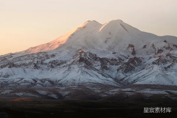 高清摄影 一座远处被积雪覆盖的高山