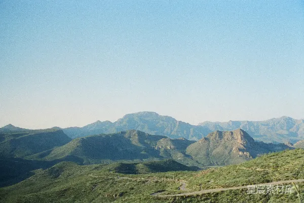 高清摄影 一条蜿蜒的小路在前景中，远处是山脉的美景。