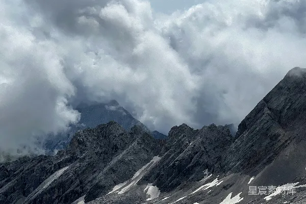 高清摄影 一群山峰上空云雾缭绕。