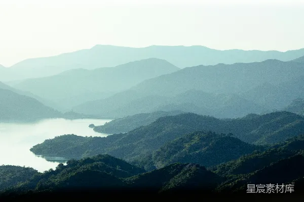 高清摄影 宁静的山景，蜿蜒的湖泊。