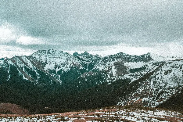 高清摄影 一座被雪覆盖的山脉远景