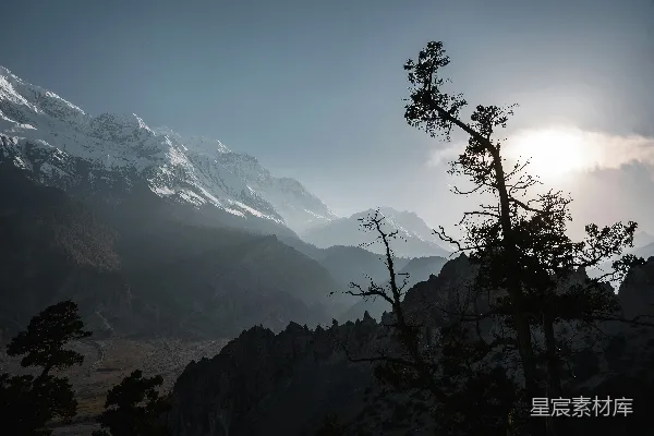 高清摄影 太阳透过云层照耀在山脉之上。