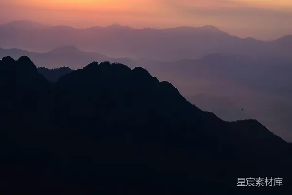 高清摄影 太阳正落下山脉之上。