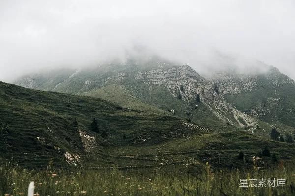 高清摄影 一座被云雾和草地覆盖的山脉