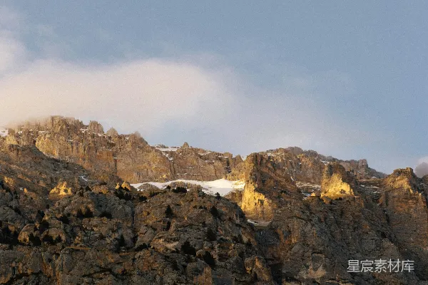 高清摄影 山上有几朵云在空中