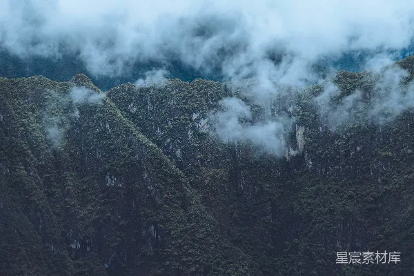 高清摄影 薄雾笼罩着郁郁葱葱的青山。