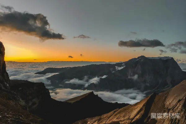 高清摄影 一个人站在山顶上，夕阳西下。