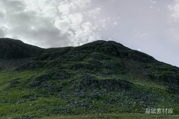 高清摄影 一座高耸的山峰，上方云雾缭绕。