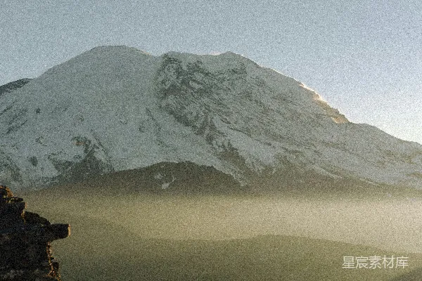 高清摄影 被柔和阳光照耀的雪山顶峰。