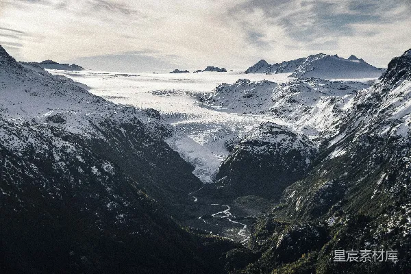 高清摄影 一条河流穿过的雪山山脉