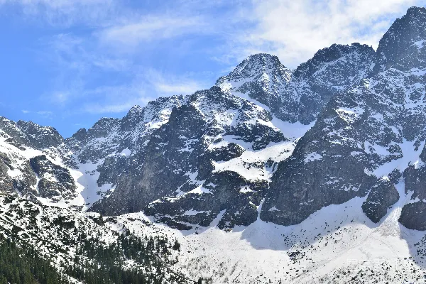 高清摄影 蓝天下被雪覆盖的山