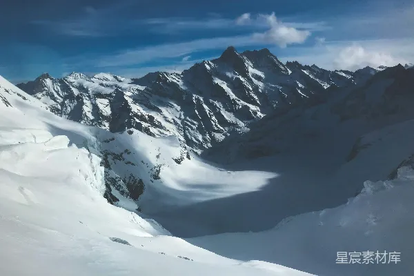 高清摄影 白天蓝天下的积雪覆盖的山峰