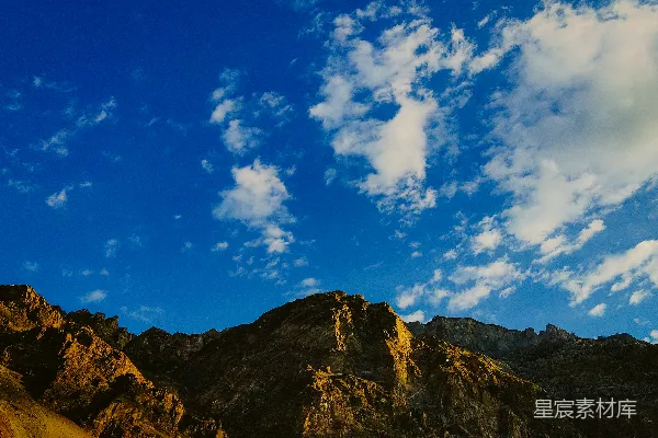 高清摄影 一座岩石山峰，蓝天白云。