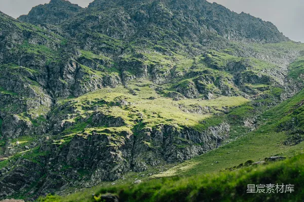 高清摄影 一座雄伟的青山在阴云密布的天空下。