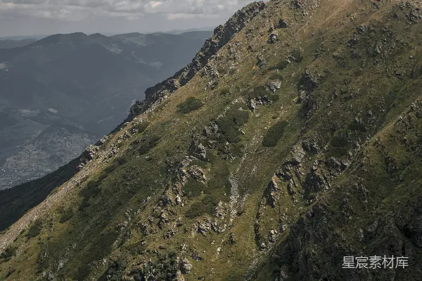 高清摄影 一座山下有山谷的山