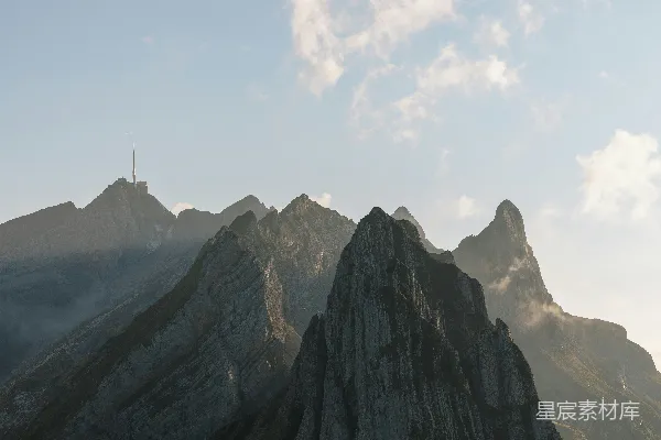 高清摄影 山峰在雾蒙蒙的天空下显得崎岖不平。