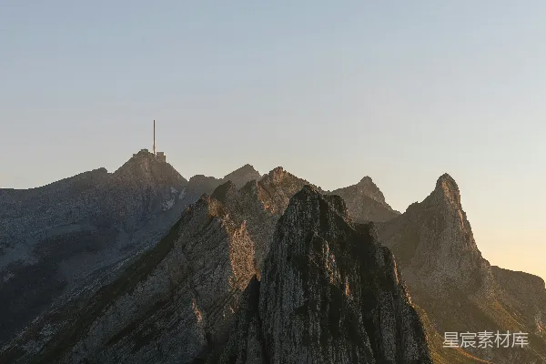 高清摄影 晴空下尖锐的山峰