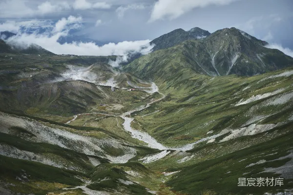 高清摄影 一个山谷的景色，背景中有一座山。
