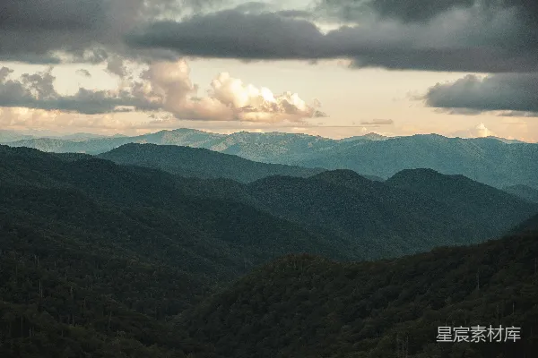 高清摄影 白天白云下的青山