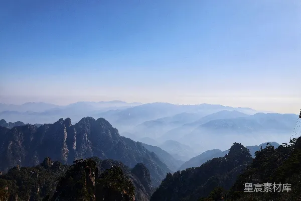 高清摄影 层峦叠嶂的山脉逐渐消失在雾蒙蒙的蓝天中。