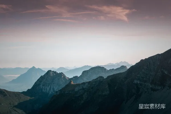 高清摄影 一座山脉，远处可见山峦。