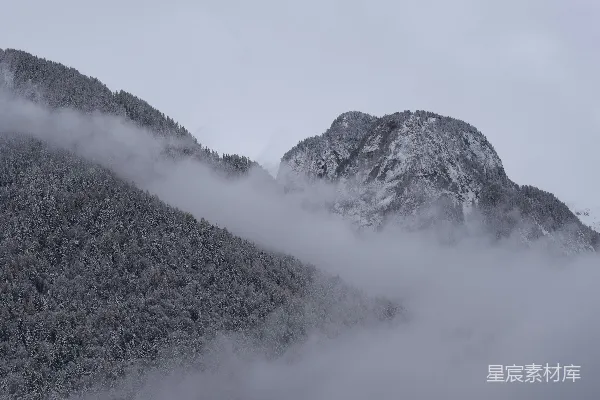 高清摄影 一座笼罩在薄雾和低云中的山
