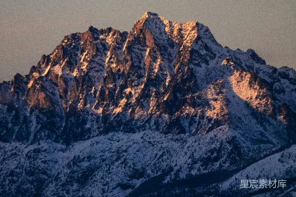 高清摄影 夕阳照耀下被积雪覆盖的山峰