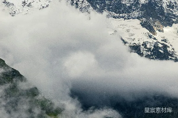 高清摄影 一排山峦被云雾笼罩的景象