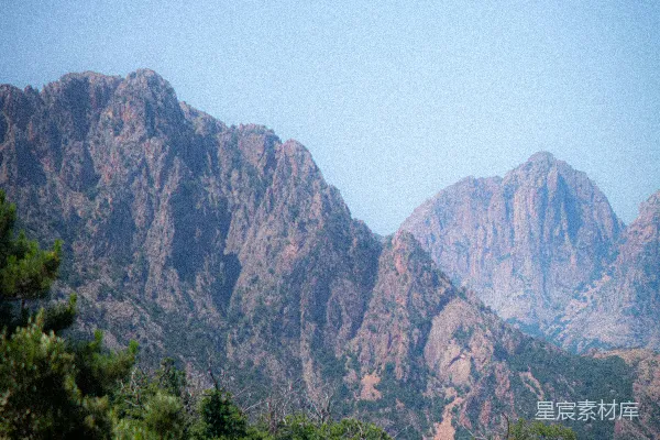 高清摄影 落基山脉的山峰在郁郁葱葱的绿树之上崛起