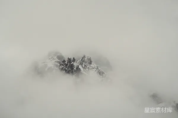 高清摄影 雾中露出积雪覆盖的山峰