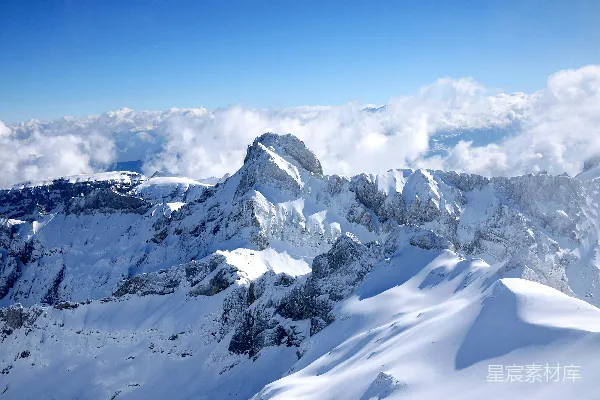 高清摄影 白天的蓝天下的雪覆盖的山峰