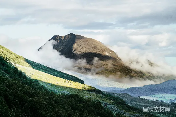高清摄影 一座山峰下有一条山谷。