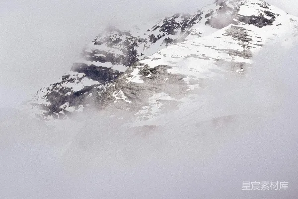 高清摄影 一座被雪和云雾覆盖的非常高的山