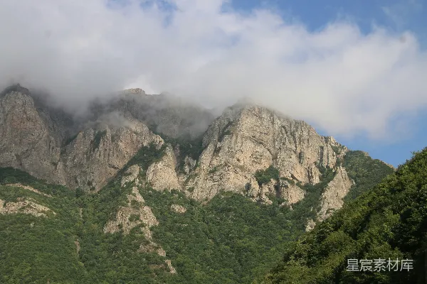 高清摄影 崎岖的山峰笼罩在雾中