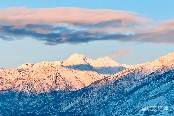 高清摄影 在蓝天下的积雪山峦