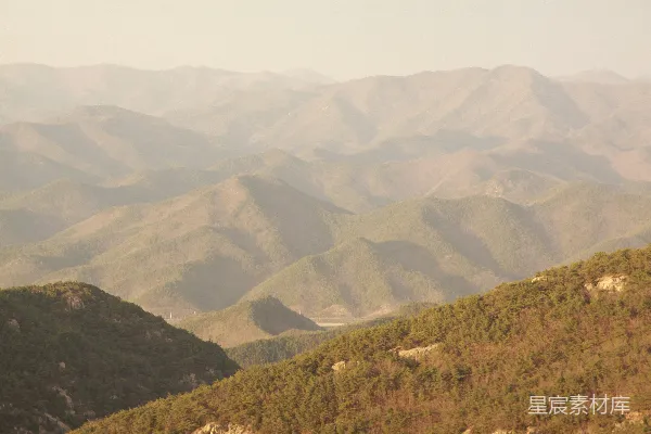 高清摄影 远处的一片山脉景观