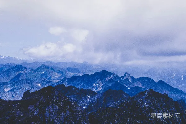 高清摄影 雪覆盖的山脉的航拍照片