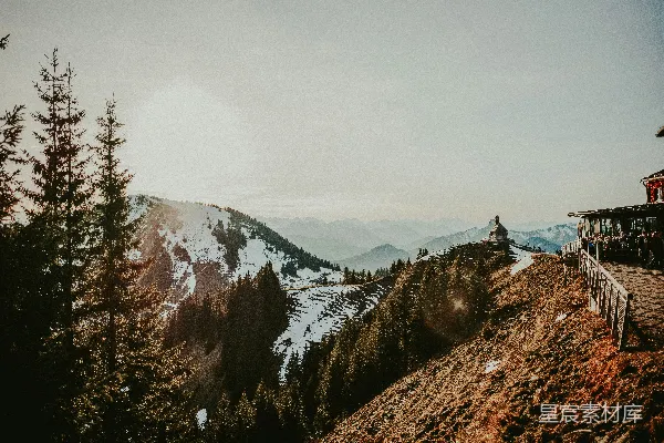 高清摄影 覆盖着雪的山峰，有树木和建筑物