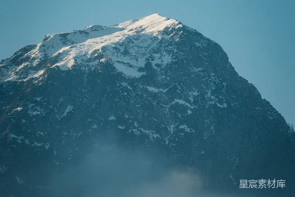 高清摄影 被雾气笼罩的雪山峰顶。