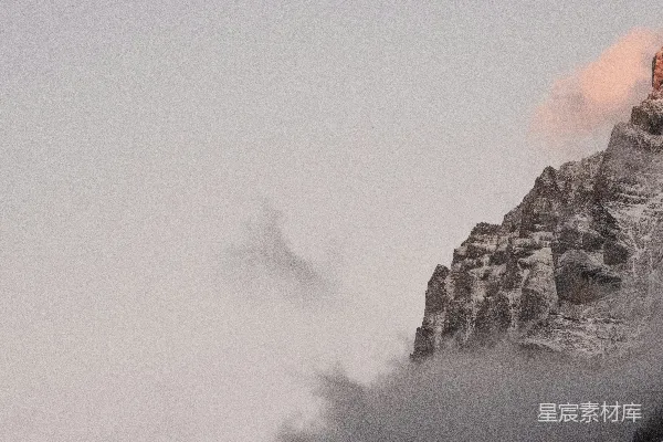 高清摄影 一座山峦上有云雾缭绕。