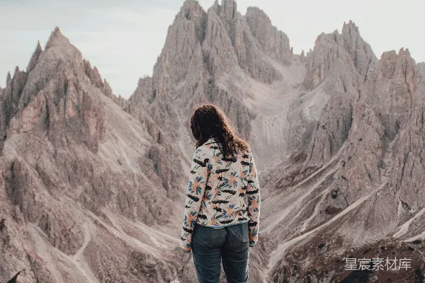 高清摄影 站在山顶上的人